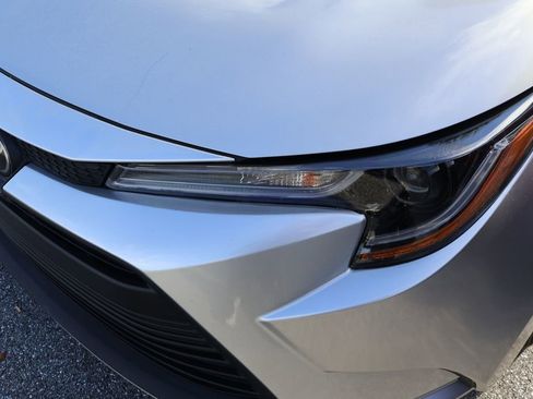 Used 2023 Toyota Corolla LE image 3