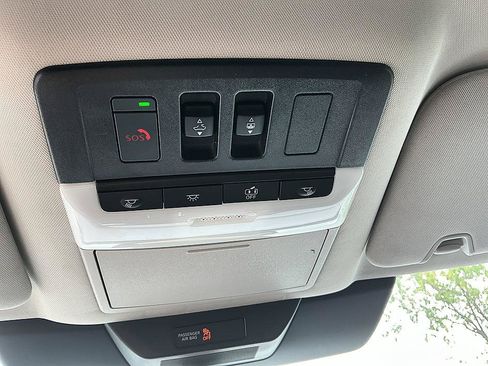 Certified 2025 Nissan Pathfinder SL w/ SL Premium Package FWD image 23