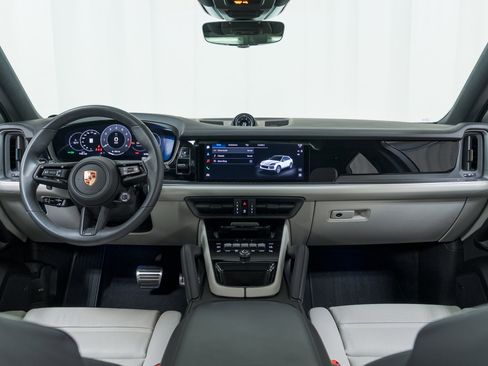 Used 2025 Porsche Cayenne S image 18