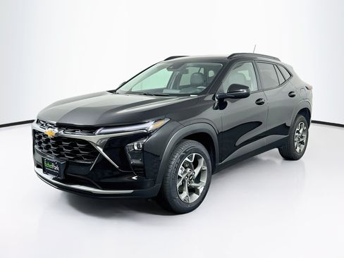 Used 2025 Chevrolet Trax LT FWD image 3