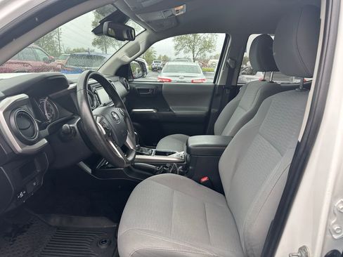 Used 2019 Toyota Tacoma SR5 AWD/4WD image 13