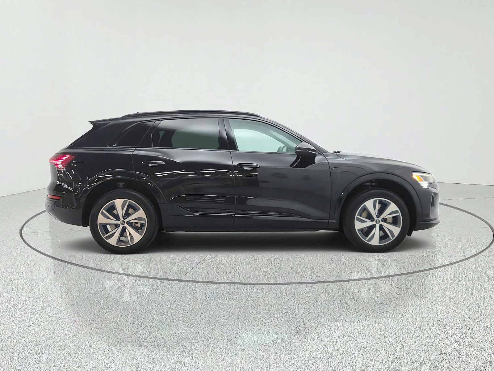 Used 2024 Audi Q8 e-tron Premium Plus AWD/4WD image 4