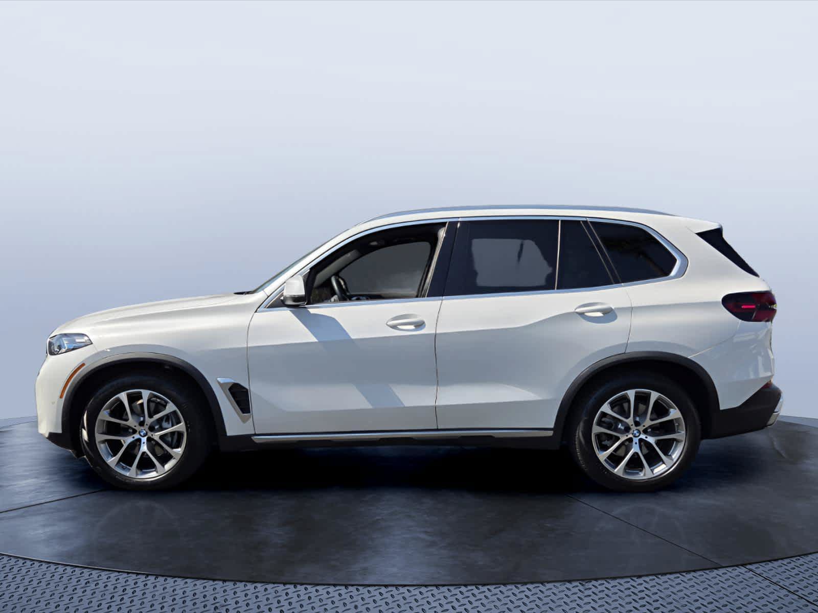 Certified 2024 BMW X5 xDrive40i w/ Premium Package AWD/4WD image 3