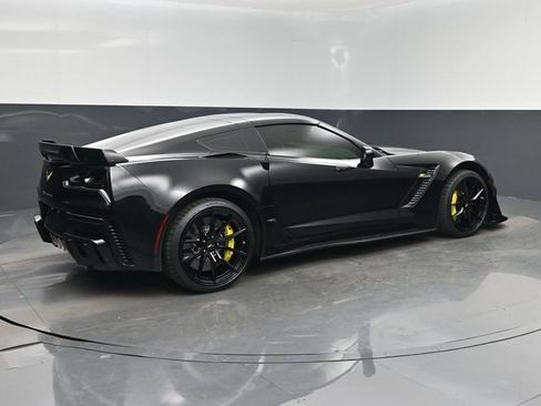 Used 2015 Chevrolet Corvette Z06 w/ 3LZ Preferred Equipment Group RWD image 3