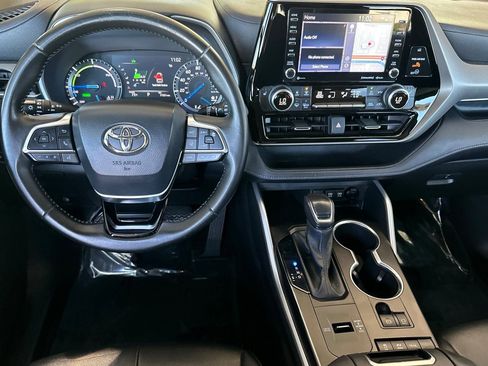 Used 2020 Toyota Highlander XLE AWD/4WD image 17