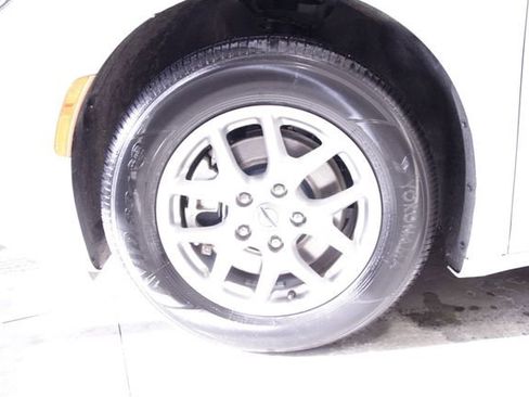 Used 2024 Chrysler Pacifica Touring-L image 11