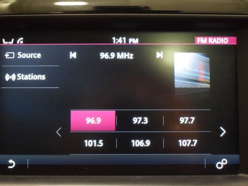 Used 2018 Jaguar F-PACE Premium image 25