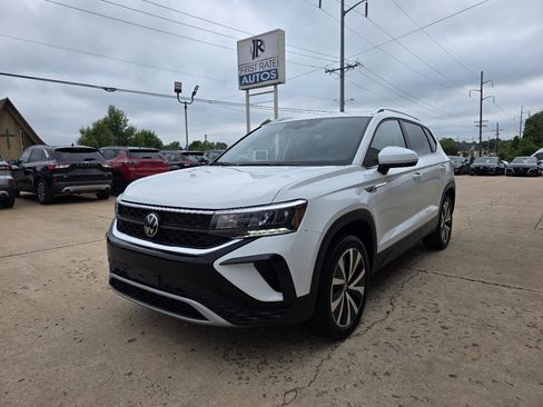 Used 2024 Volkswagen Taos SE image 3