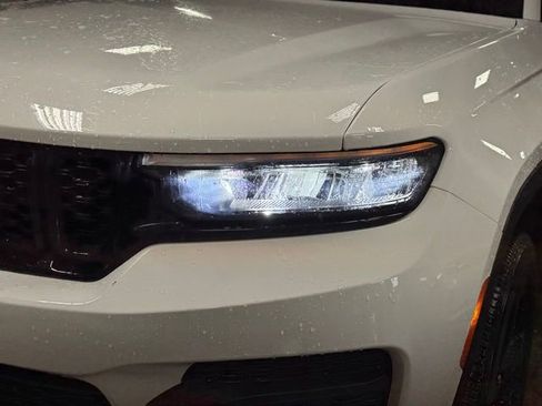 Used 2023 Jeep Grand Cherokee Altitude image 2