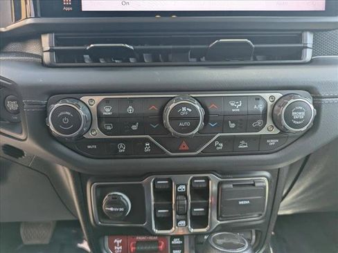 Used 2024 Jeep Wrangler Unlimited Rubicon w/ Technology Group AWD/4WD image 17