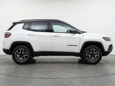 Used 2025 Jeep Compass Trailhawk AWD/4WD image 11