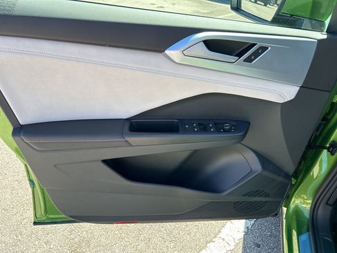 Used 2025 Volkswagen Taos SE image 11