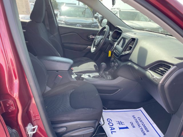 Used 2019 Jeep Cherokee Latitude w/ Popular Appearance Group AWD/4WD image 16