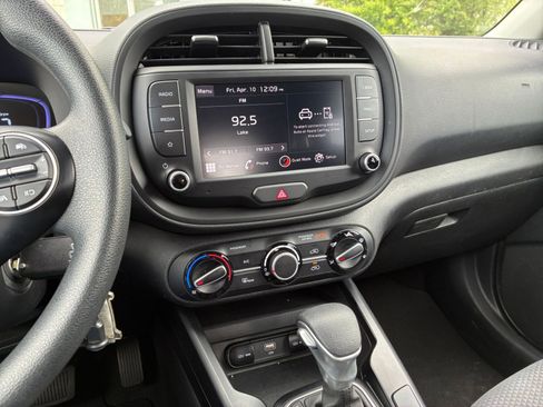 Used 2025 Kia Soul LX w/ LX Technology Package FWD image 17