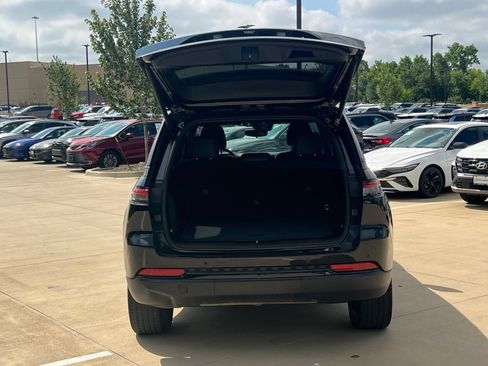 Used 2023 Jeep Grand Cherokee Altitude AWD/4WD image 15