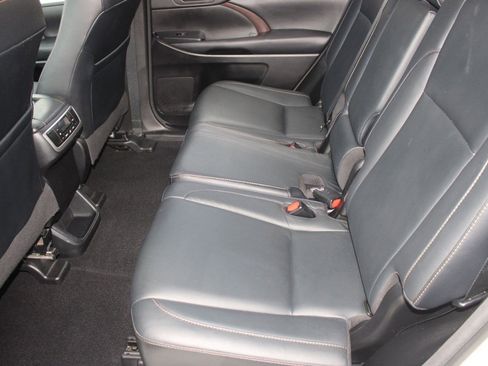 Used 2018 Toyota Highlander XLE image 27