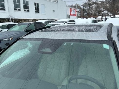 Used 2023 Volvo XC40 B5 Plus w/ Climate Package image 5