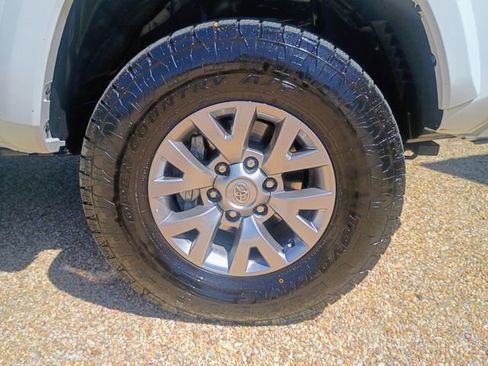 Used 2018 Toyota Tacoma SR5 w/ SR5 Appearance Package (SM) RWD image 19