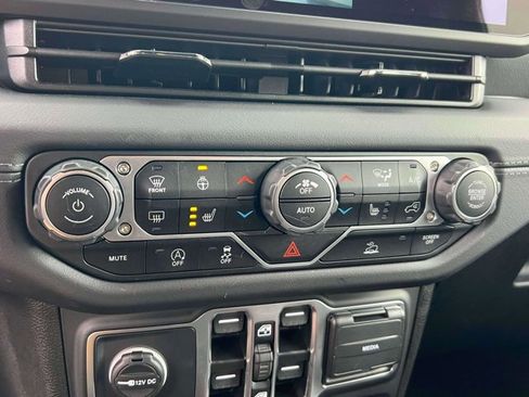 Used 2025 Jeep Wrangler Sahara image 25