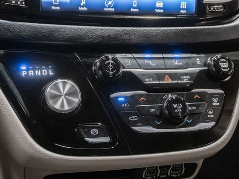 Used 2023 Chrysler Pacifica Touring-L FWD image 19