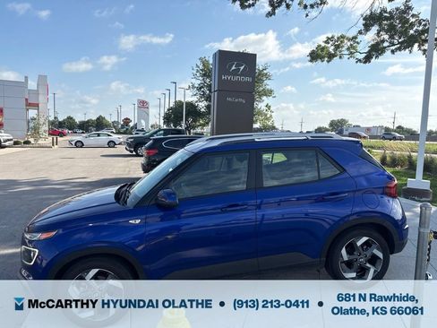 Used 2023 Hyundai Venue Limited FWD image 10