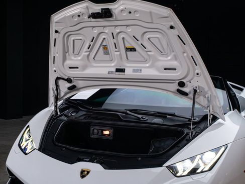 Used 2017 Lamborghini Huracan LP 610-4 AWD/4WD image 8
