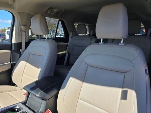 Used 2023 Ford Explorer XLT AWD/4WD image 24
