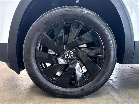 Used 2024 Volkswagen Atlas Cross Sport SE w/ Panoramic Sunroof Package FWD image 36