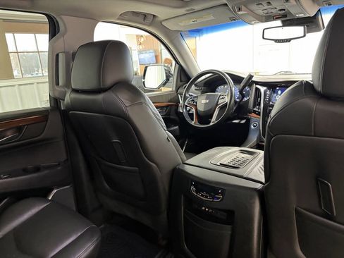 Used 2016 Cadillac Escalade Luxury image 36