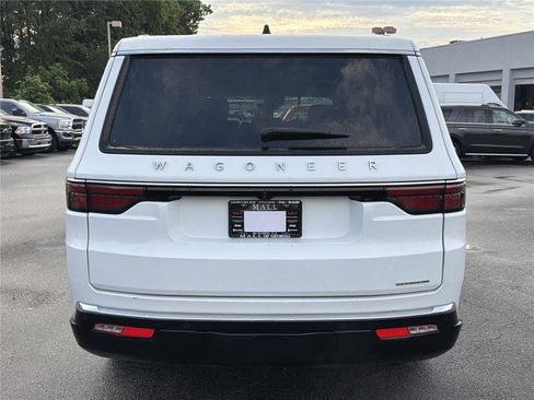 Used 2024 Jeep Wagoneer L Series II RWD image 5