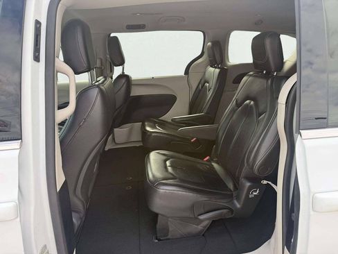 Used 2022 Chrysler Pacifica Touring-L FWD image 11