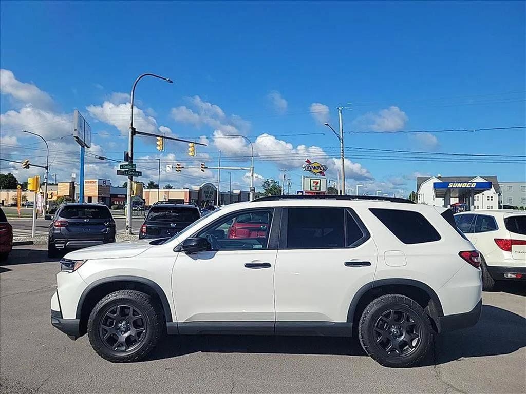 Used 2024 Honda Pilot TrailSport image 2