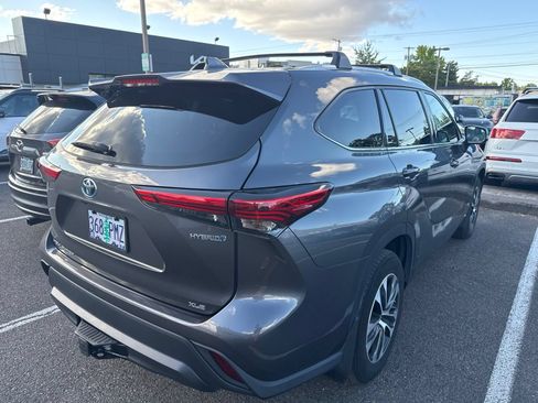 Used 2022 Toyota Highlander XLE AWD/4WD image 3