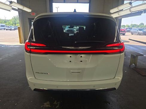 Used 2025 Chrysler Pacifica Select FWD image 5