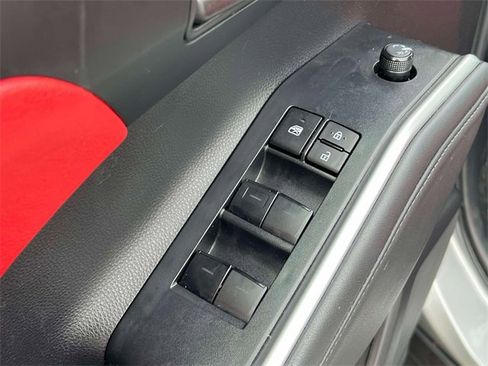 Used 2023 Toyota Highlander LE image 21