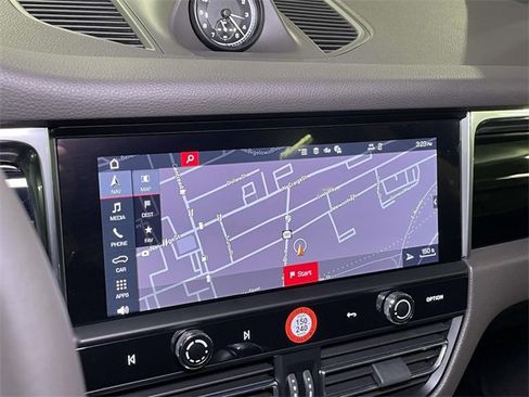 Used 2025 Porsche Macan image 28