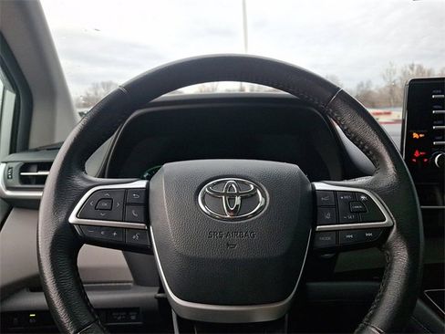 Used 2024 Toyota Sienna XLE image 19