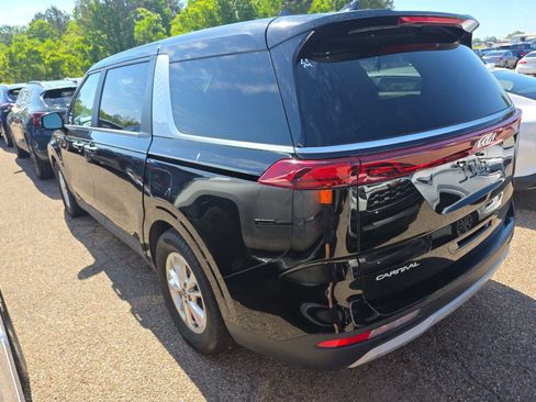 Used 2023 Kia Carnival LX FWD image 6