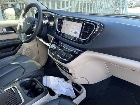 Used 2024 Chrysler Pacifica Touring-L FWD image 11