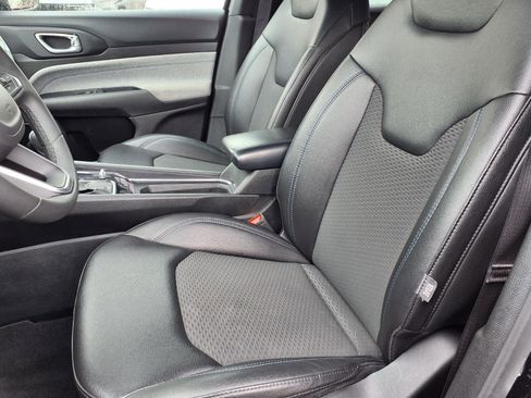 Used 2024 Jeep Compass Latitude image 3