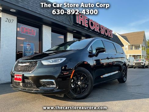 Used 2025 Chrysler Pacifica Select FWD image 1