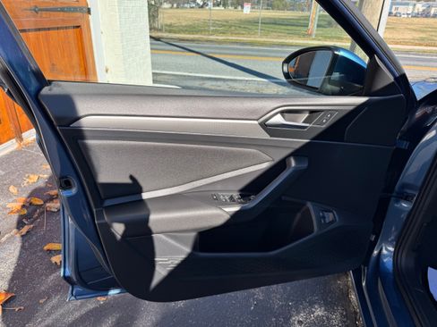 Used 2021 Volkswagen Jetta SE w/ SE Cold Weather Package image 7