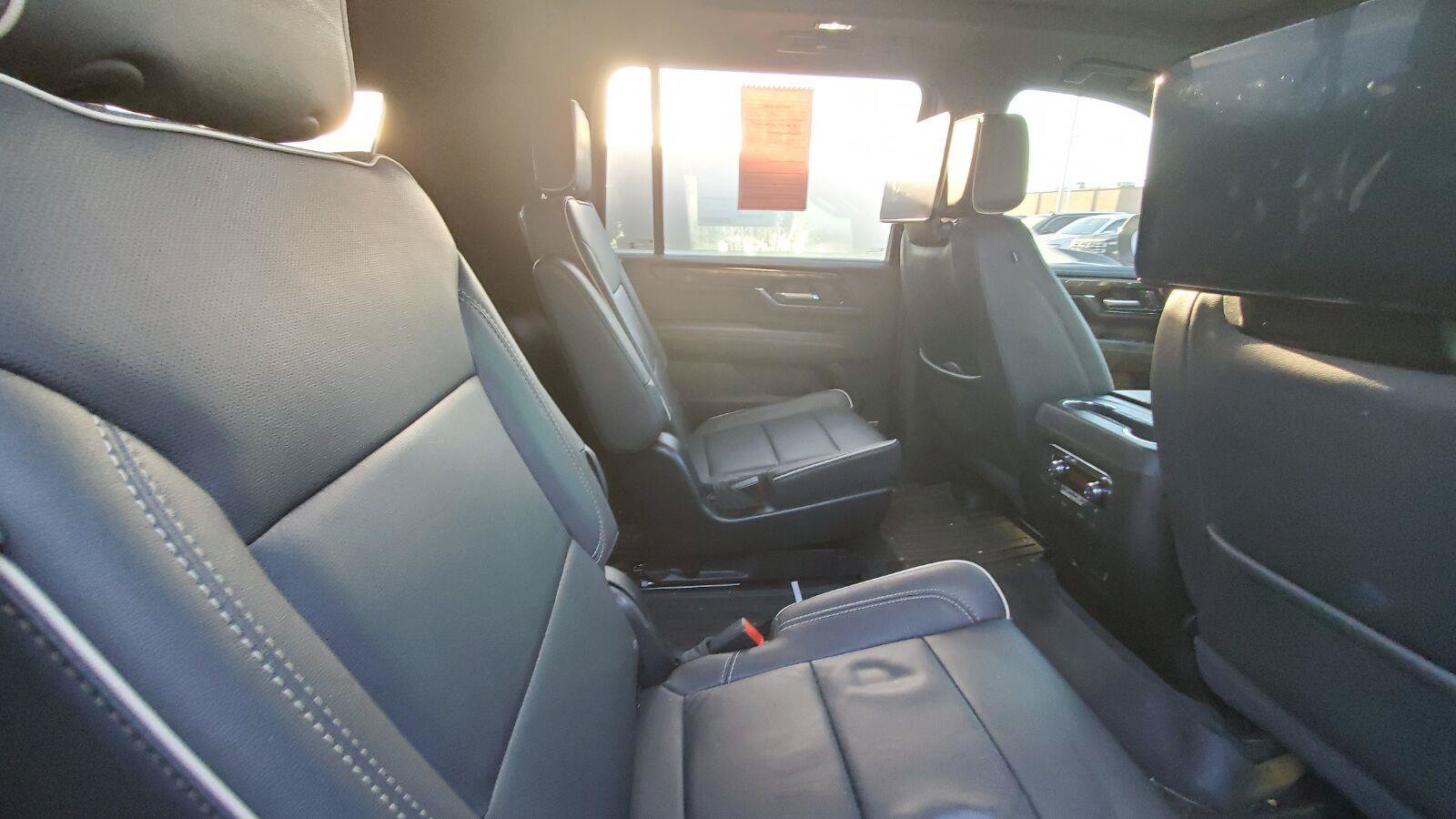 Used 2025 GMC Yukon XL Elevation w/ Elevation Premium Package AWD/4WD image 6