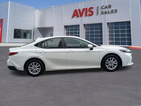 Used 2025 Toyota Camry LE image 5