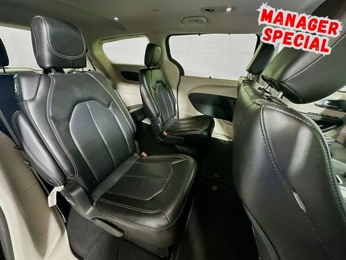Used 2023 Chrysler Pacifica Touring-L FWD image 27
