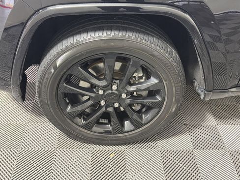 Used 2022 Jeep Grand Cherokee Laredo X image 12