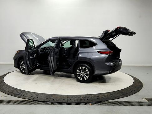 Used 2020 Toyota Highlander XLE image 13