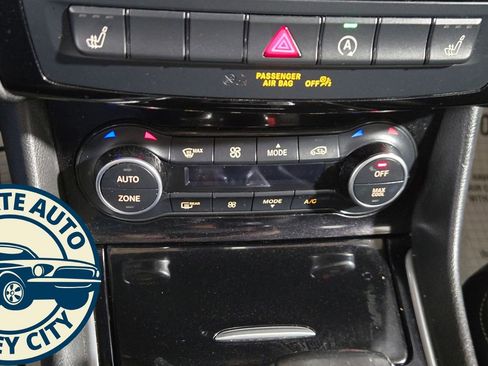 Used 2018 INFINITI QX30 AWD image 16