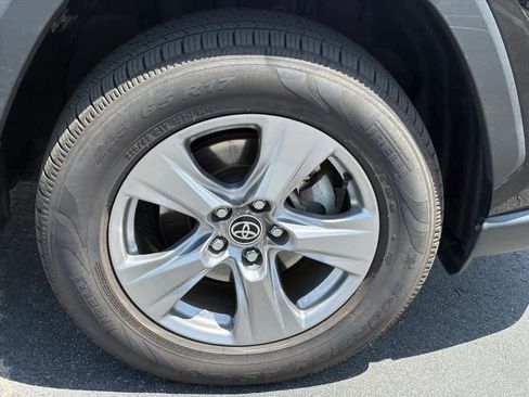 Used 2022 Toyota RAV4 XLE AWD/4WD image 32