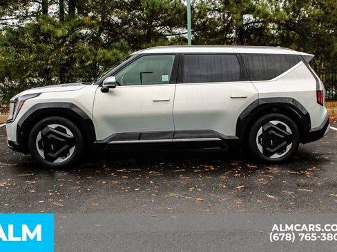 Used 2024 Kia EV9 Land image 7